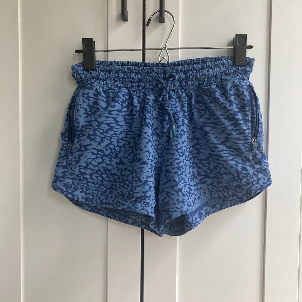 Girls athletic shorts in blue animal print